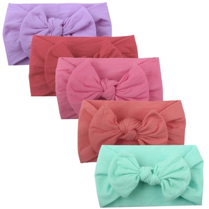 Détail de cinq bandeaux pour bébés en nylon souple avec de grands nœuds colorés