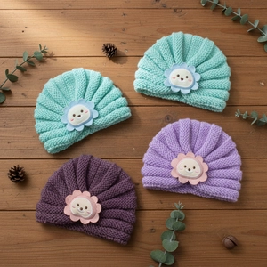 Ensemble de bonnets tricotés pour bébé en vert menthe et violet avec patchs mignons