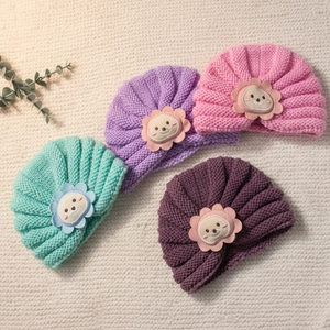 Bonnets en tricot pour bébé aux couleurs pastel avec d'adorables écussons de lion
