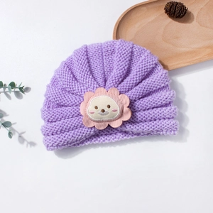 Détails du bonnet tricoté violet pour bébé avec un joli écusson d'ours au centre du chapeau
