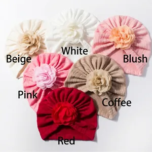 Vue détaillée de bonnets turban pour bébé avec grandes fleurs en six couleurs variées