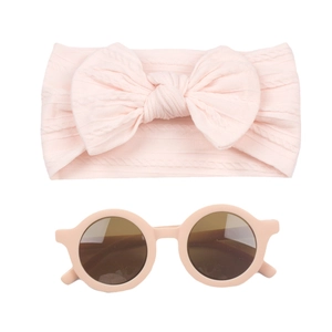 Ensemble bandeau bébé à nœud rose et lunettes de soleil rondes avec texture tricotée