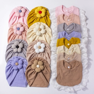 Set turbante in maglia e bavaglino neonato con fiore 3D in vari colori Morandi