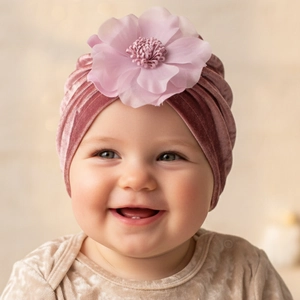 Détail du turban pour bébé en velours rose poudré avec grande fleur en mousseline fine