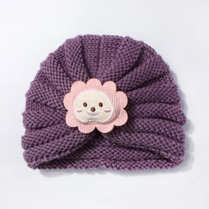 Bonnet en tricot violet pour bébé avec broderie lion mignonne et design de nœud torsadé