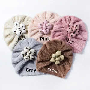 Posa piatta di cappelli a turbante in peluche per neonati con dettagli floreali
