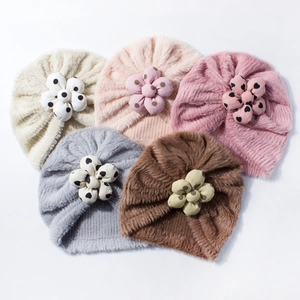 Turbanti per neonati in pile con grandi fiori di stoffa nei colori panna, rosa e grigio