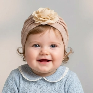 Détail du bonnet turban bébé rose poudré avec grande fleur en mousseline crème