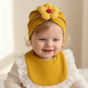 Set neonato in maglia a nido d'ape con turbante a fiori e bavaglino con pizzo giallo