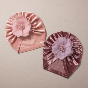 Lot de deux turbans en velours pour bébé avec fleurs en tissu faites à la main en rose