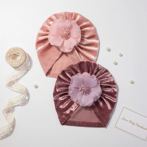 Bonnet turban bébé en velours doré avec grande fleur en organza pour chaleur et confort