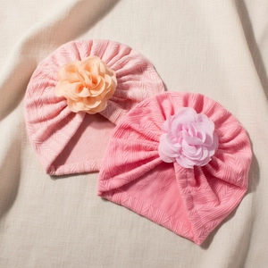 Lot de deux turbans pour bébé en rose et pêche avec grandes fleurs en mousseline