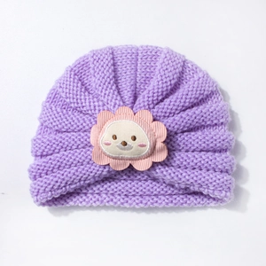 Texture détaillée du bonnet turban violet pour bébé avec écusson lion mignon pour l'hiver
