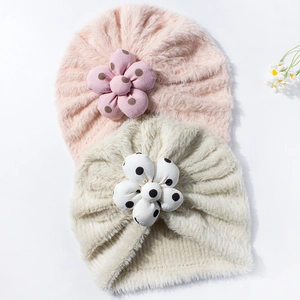 Set di cappelli a turbante in peluche per neonati con fiori in rosa e bianco
