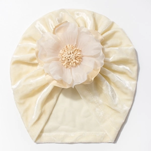 Bonnet turban pour bébé en velours crème avec grande fleur décorative pour nouveau-né