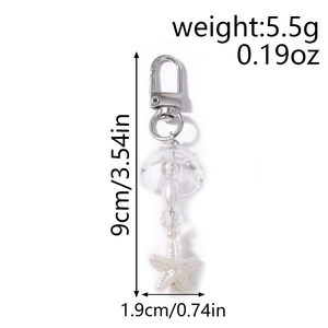 Détail du porte-clés perlé avec méduse transparente, étoile de mer et dimensions du bijou