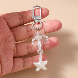 Vue détaillée porte-clés thème océan avec pendentif étoile de mer blanche et perles
