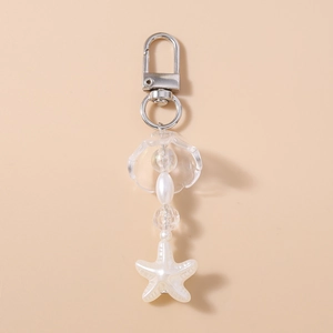 Détail du porte-clés étoile de mer et coquillages avec perles irisées et fermoir argenté