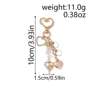 Détails et dimensions du porte-clés cœur avec perles et gravure LOVE sur métal