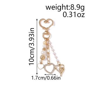 Vue détaillée du porte-clés coeur doré indiquant une hauteur de 10 cm et un poids de 8,9 g