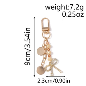 Detailansicht des Perlen-Taschenanhängers mit Maßen 9cm mal 2.3cm und Karabinerverschluss