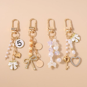 Mode Legierung Künstliche Perle Schleife Herz Schlüsselanhänger Für Damen Taschenanhänger Accessoire Mit Nummer 5 Anhänger Strass Schmuck Geschenk
