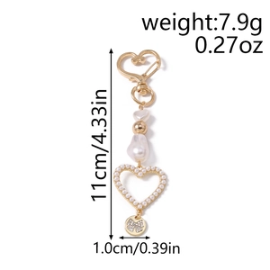 Detail view of pearl heart keychain with dimensions 11cm length and 7.9g weight
