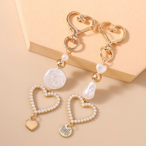 Irregular pearl heart keychain with gold alloy heart charm for handbags and purses