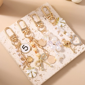 Schicke Perlen-Taschenanhänger mit goldenem Herz, Schleife und Zahl-Fünf-Anhängern