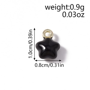 Détail macro d'un pendentif étoile en émail noir de 1,0 cm avec anneau doré et mesures