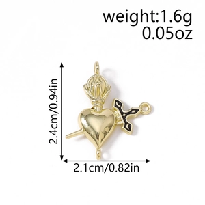 Détail du pendentif coeur doré avec couronne et croix, taille 2,4cm x 2,1cm pour DIY