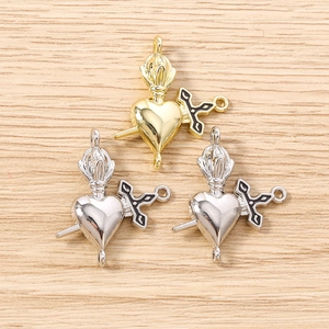 Pendentif en Alliage Gothique Cœur Percé par une Épée avec Flamme Accessoires Bijoux DIY Or Argent Breloques pour Collier Porte-clés