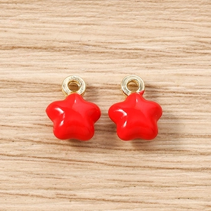 Vue macro détaillée de pendentifs rouges en forme d'étoile pour bijoux DIY