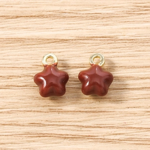 Gros plan de pendentifs étoiles marron avec anneau doré pour bijoux DIY