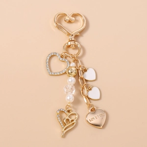Détail du pendentif cœur en cristal et gravure LOVE YOU sur le porte-clés doré