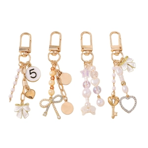 Schickes Schlüsselanhänger-Set aus Goldlegierung mit Perlen, Schleifen und Herzanhängern