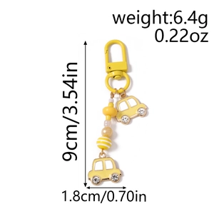 Detailansicht des gelben Auto-Schlüsselanhängers mit Maßen 9cm x 1,8cm und Kristallen
