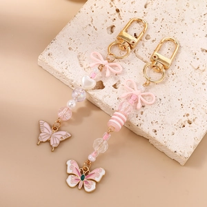 Portachiavi alla moda con perline rosa, ciondolo a farfalla e chiusura in metallo dorato