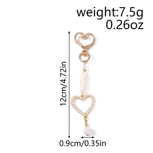 Detail of beaded heart keychain with baroque pearl and golden carabiner dimensions