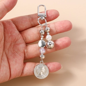 Portachiavi alla moda in metallo argento con perle colorate e ciondolo a moneta