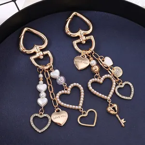 Portachiavi a cuore dorato alla moda con strass e perle per ciondoli da borsa