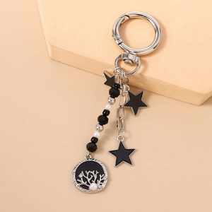 Détail du porte-clés étoile de mer avec chaîne perlée noire et pendentif en corail