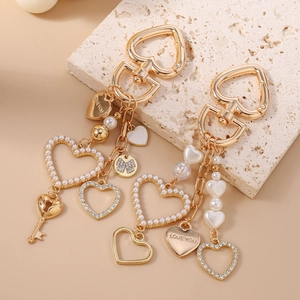 Portachiavi cuore dorato con perle bianche, strass e ciondolo con 'LOVE YOU' inciso