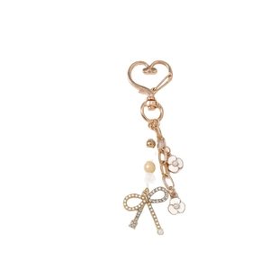 Portachiavi a cuore con fiocco di strass fiori di smalto e perla su bianco