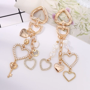 Portachiavi cuore dorato alla moda con strass e perle per borse e accessori eleganti