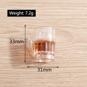 Détail du pendentif chope de bière miniature mesurant 33mm sur 31mm avec un poids de 7,2g