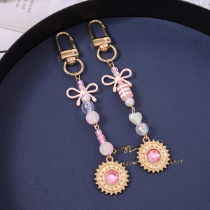 Porte-clés à perles roses avec nœud papillon, pendentif soleil strass et breloques