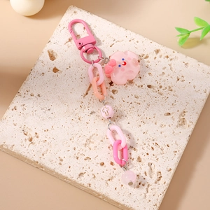 Détail de la chaîne de téléphone nuage rose avec maillons pastel et charme en résine