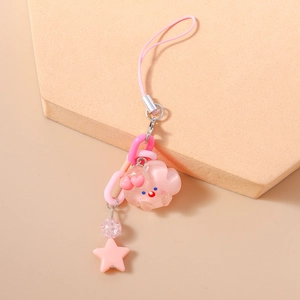 Porte-clés nuage rose translucide avec étoile et sangle tressée sur présentoir