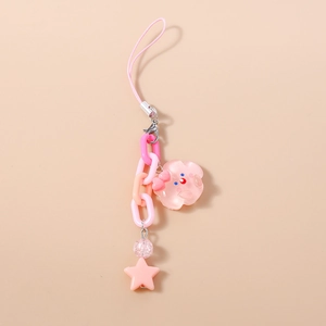Détails macro d'un nœud rose, d'un nuage et d'une étoile sur un porte-clés mode adorable